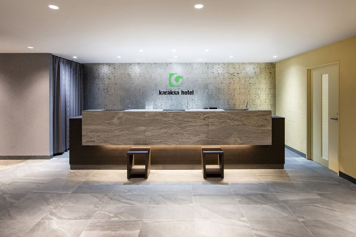 karaksa hotel Tokyo Station reception desk